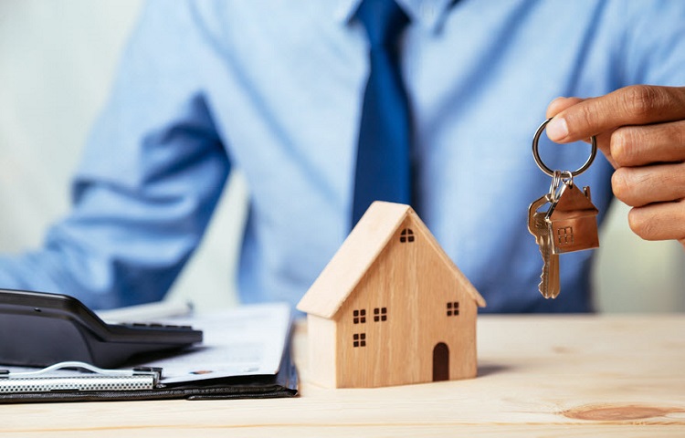 man hold keys to new real estate purchase