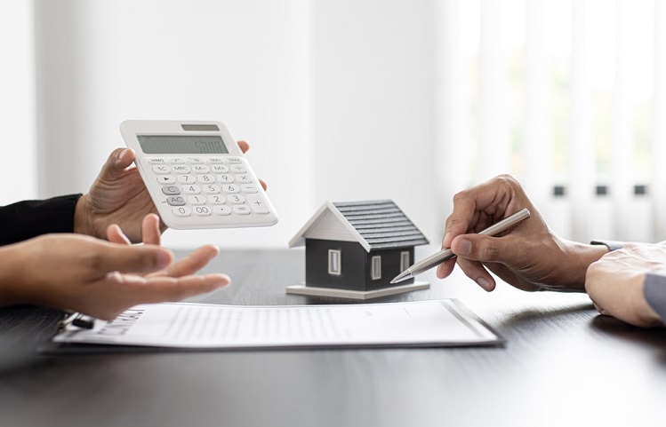 people discussing home mortgage