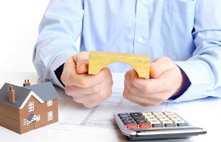man appying for bridge financing